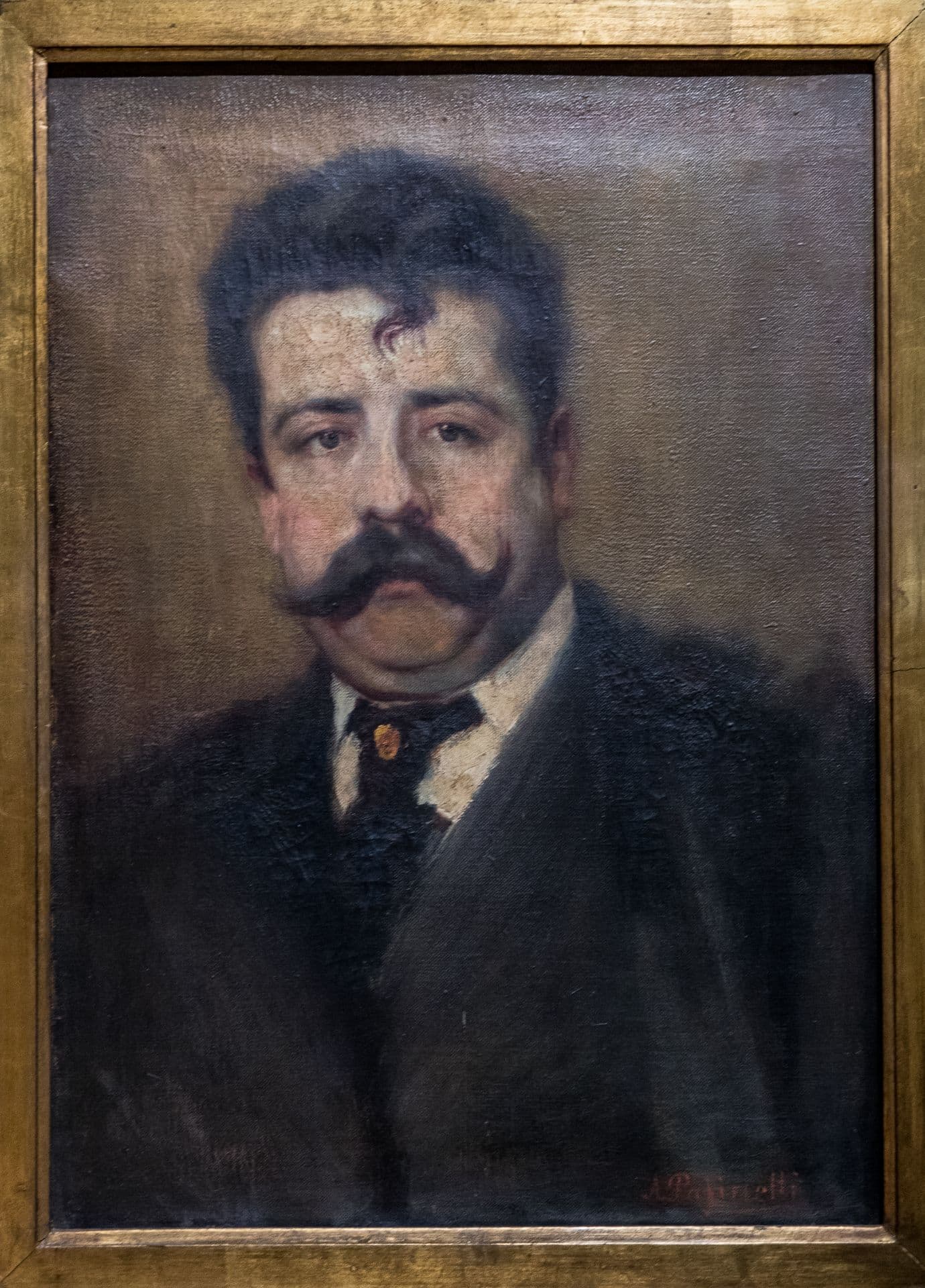 Questo ritratto di Ruggero Leoncavallo è ad opera del pittore bresciano Antonio Pasinetti. È stato realizzato nel 1894 ed è conservato al Museo Teatrale alla Scala. Il compositore è ritratto frontalmente, su fondo nero, con lo sguardo rivolto verso l’osservatore. Il naso è pronunciato e le labbra sono incorniciate da folti baffi castano scuro. Indossa una camicia bianca, una cravatta nera con, al centro del nodo, uno spillo circolare di colore oro, e una pesante giacca a doppio petto di colore nero. Ha i capelli castano scuro, con un piccolo ciuffo che cade al centro della fronte. 