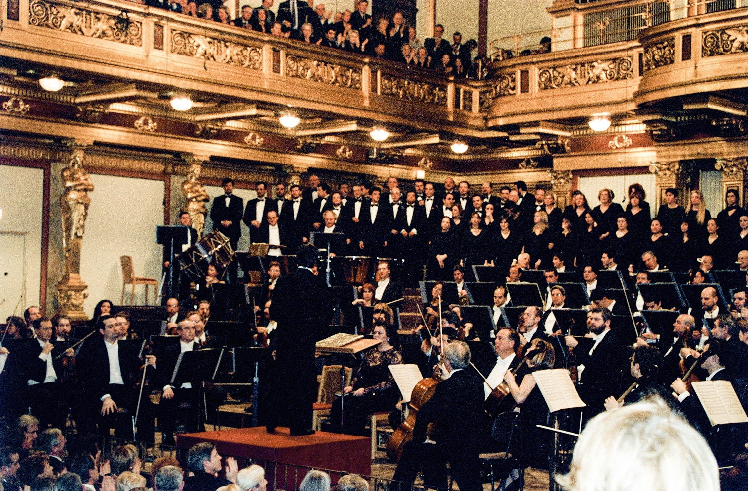 2001 31 gennaio Requiem di Verdi al Musikverein di Vienna - con Riccardo Muti 444020TAN ph Andrea Tamoni © Teatro alla Scala