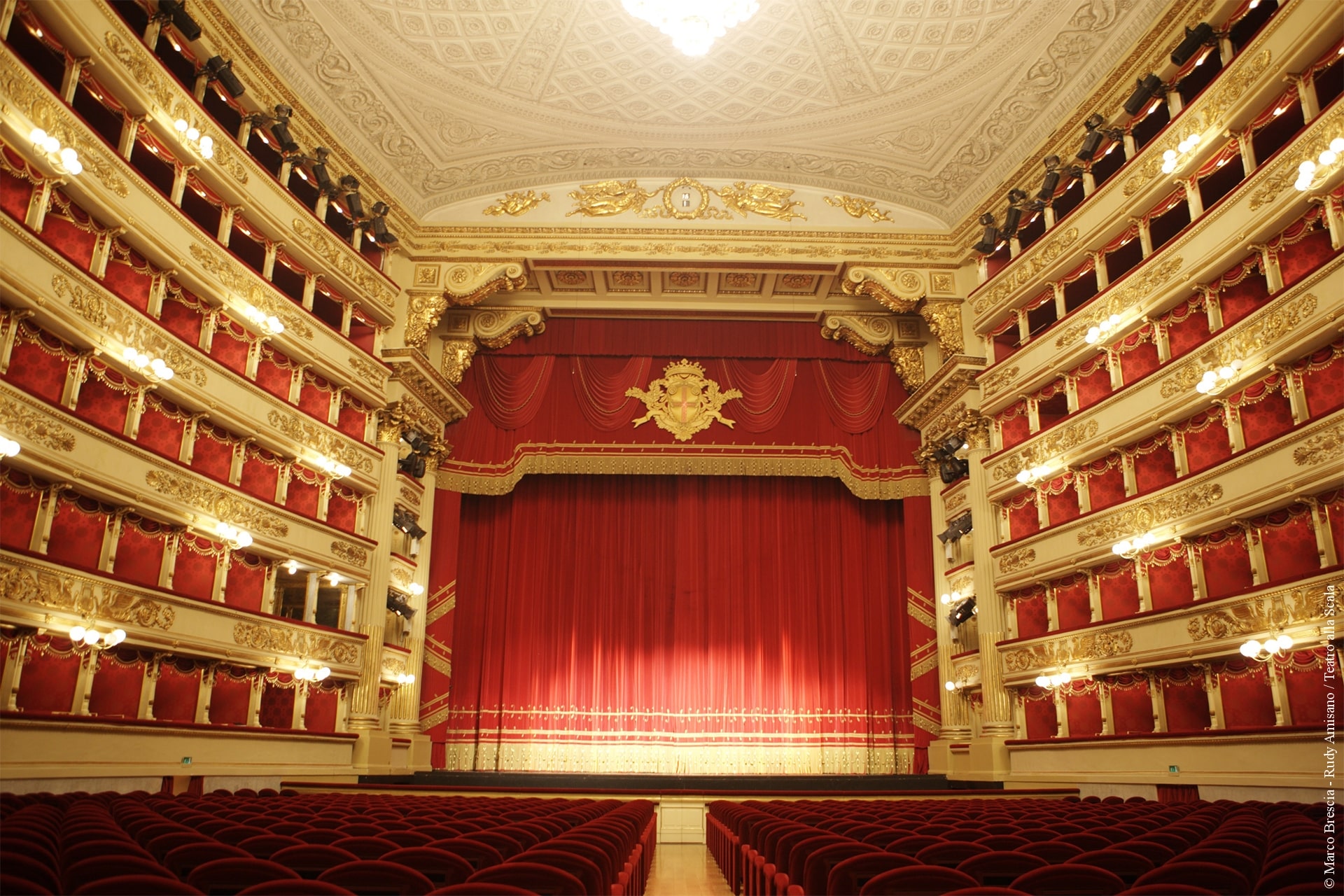 Linterno-del-Teatro-alla-Scala-oggi-min